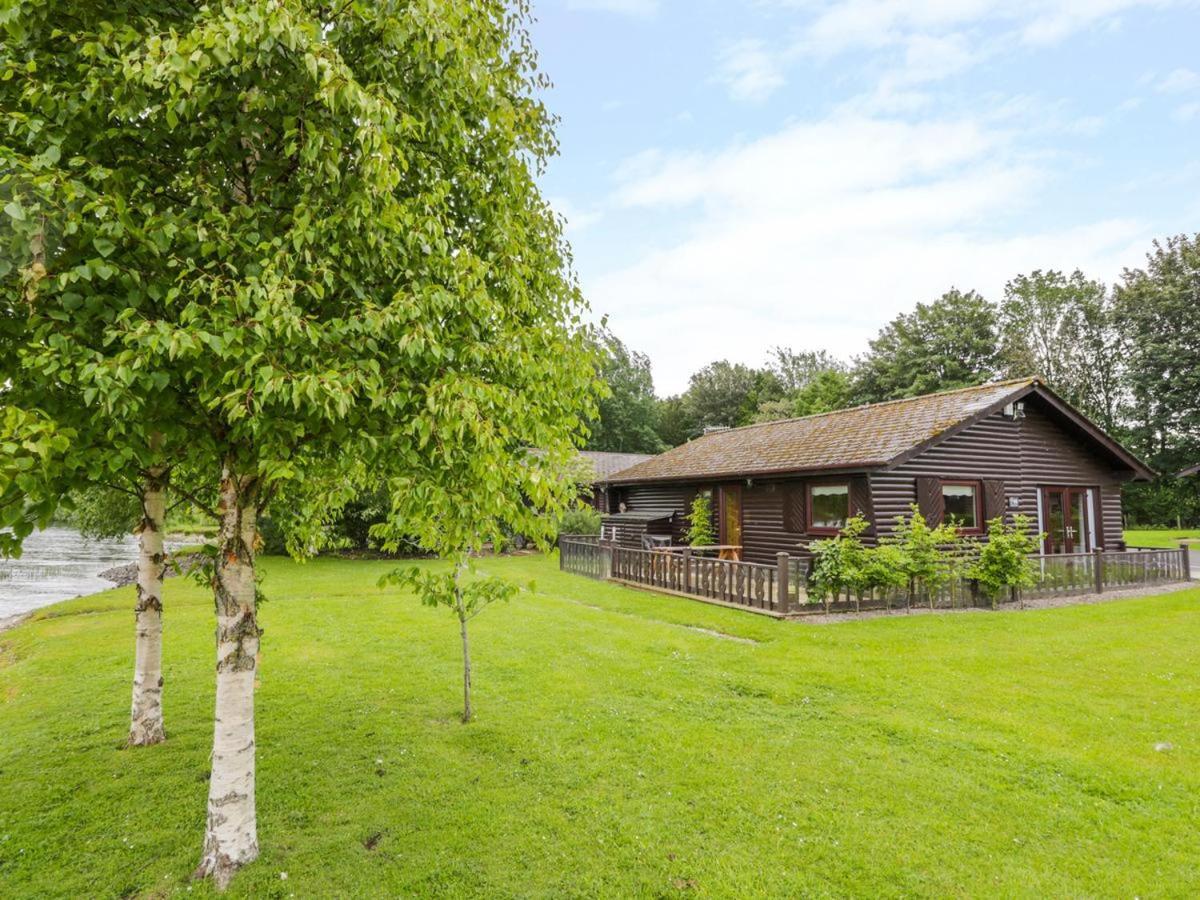 Tegid Lodge- Pine Lake Resort Carnforth Bagian luar foto