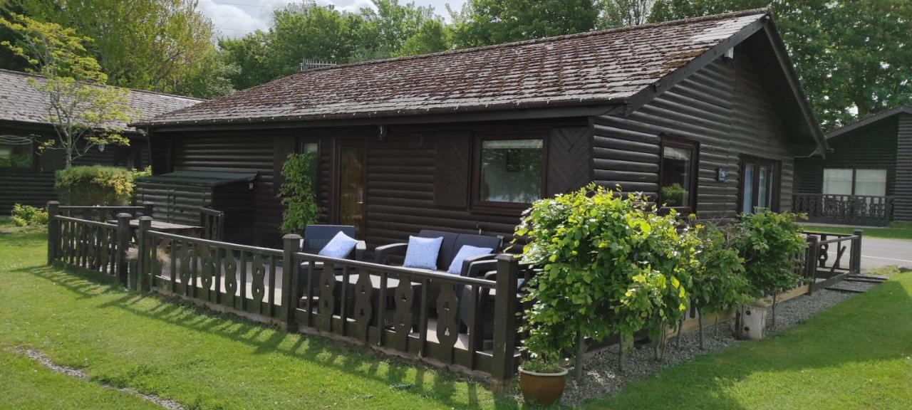 Tegid Lodge- Pine Lake Resort Carnforth Bagian luar foto